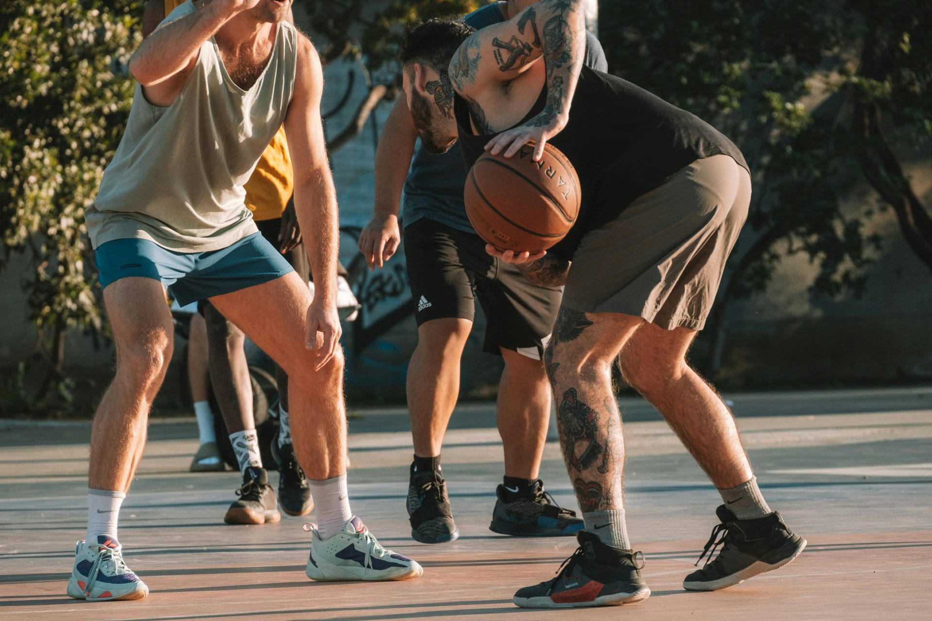 Un grupo de jóvenes jugando un partido de baloncesto