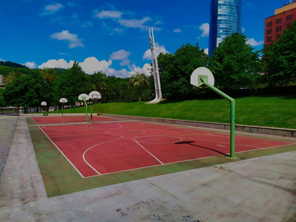 Una cancha de baloncesto con un aro de baloncesto en el medio.